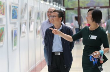 百廿稚子(zǐ)畫(huà) 濃濃北(běi)大(dà)情——“我給北(běi)大(dà)過生(shēng)日(rì)”小(xiǎo)小(xiǎo)北(běi)大(dà)人(rén)書(shū)畫(huà)